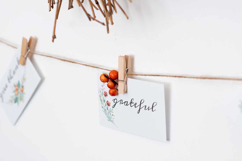 simple fall decor using place cards wall with wreath and place card garland